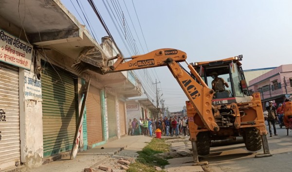 धनगढीको मुख्य सडक छेउका संरचना हटाउन उपमहानगरले चलायो  डोजर