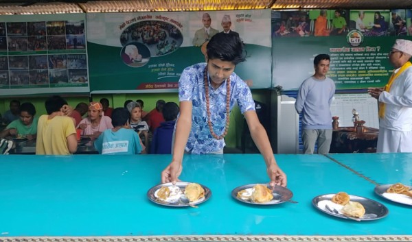 बैतडीका जोशीले गरे मानवसेवा आश्रमलाई सहयोग