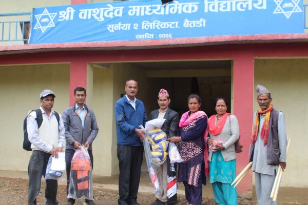 बैतडीको  सुर्नया २ ले गर्याे विद्यालयमा खेलकुद सामग्री वितरण