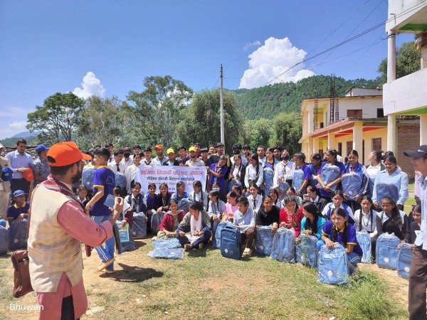 बैतडीमा प्राज्ञिक विद्यार्थी परिषद् नेपालले शैक्षिक सामाग्री वितरण ग¥यो