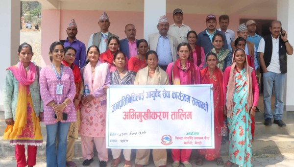 जनप्रतिनिधिलाई आयुर्वेद सेवाका बारेमा जानकारी गराइँदै 