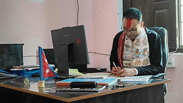 सुर्नया गाउँपालिकामा प्रमुख प्रशासकीय अधिकृत आचार्य हाजिर 