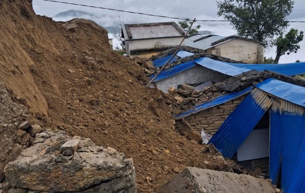 लगातारको वर्षाले खेलमैदानको पर्खाल भत्किएपछि विशालपुर माविको भवनमा क्षति