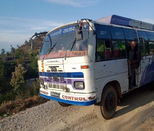 बैतडीको देहीमाण्डौं–गिरेगडा सडकमा पहिलो पटक बस सेवा सुचारु 