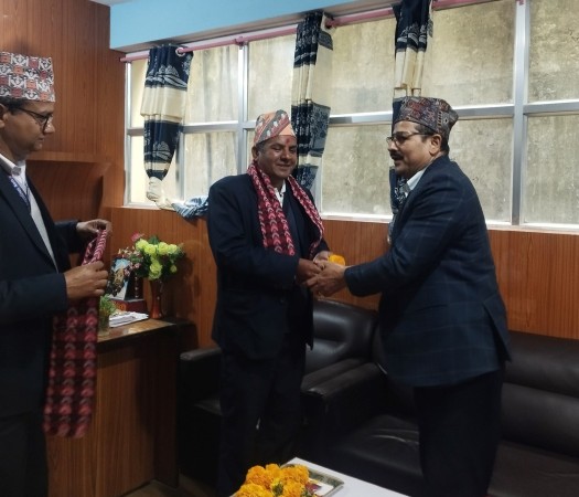 दशरथचन्द नगरपालिकामा नयाँ प्रमुख प्रशासकीय अधिकृत सुवेदी हाजिर 