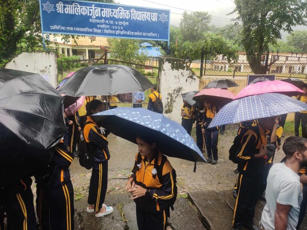 दार्चुलाको मालिकार्जुन मावि धापमा विद्यार्थीहरुद्वारा तालाबन्दी, अंग्रेजी शिक्षकको माग 