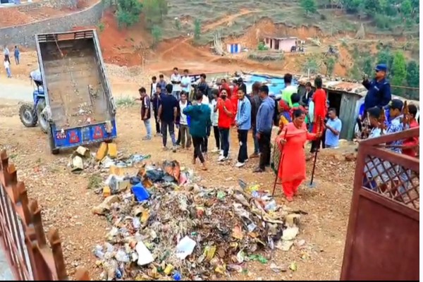 मेलौली नगरपालिकाको परिसरमै स्थानीयले फाले फोहर 