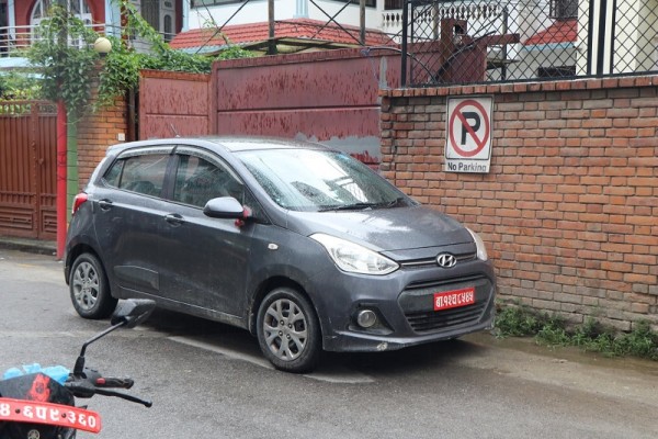 प्रहरीले क्रेन लगाएर हटायो बेवारिसे अवस्थामा छाडेका गाडी
