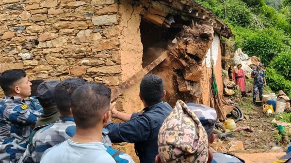 बैतडीको बबेतमा पहिरोले एक घर भत्कियो, पाँच घर पहिरोको जोखिममा