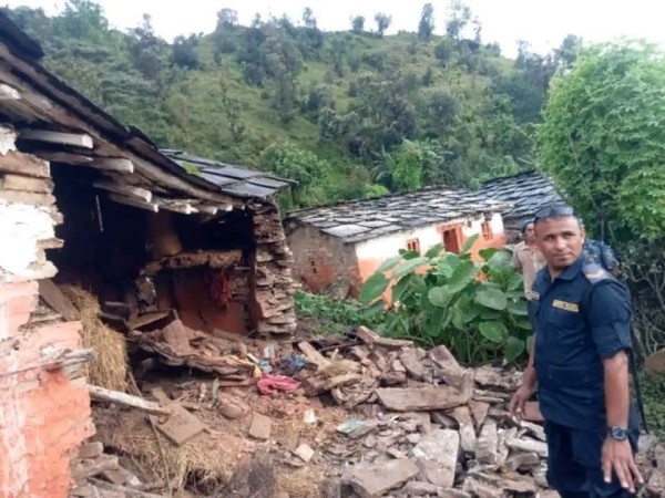 बैतडीको पुर्चौंडीमा पहिरोले एक घर पुरियो, गाउँ नै पहिरोको जोखिममा