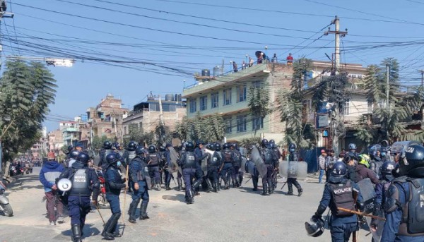 बल्खुमा दुर्गा प्रसाईं समूह र युवा संघका कार्यकर्ताबीच ढुंगा हानाहान