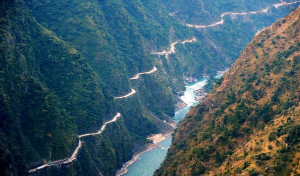 कर्णालीमा जेसीबी खस्दा दुई जनाको मृत्यु, तीन जना बेपत्ता 