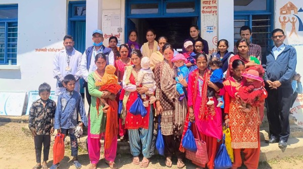बैतडीको मेलौलीमा सुत्केरी आमालाई ‘उपमेयरको कोसेली’ वितरण शुरु 