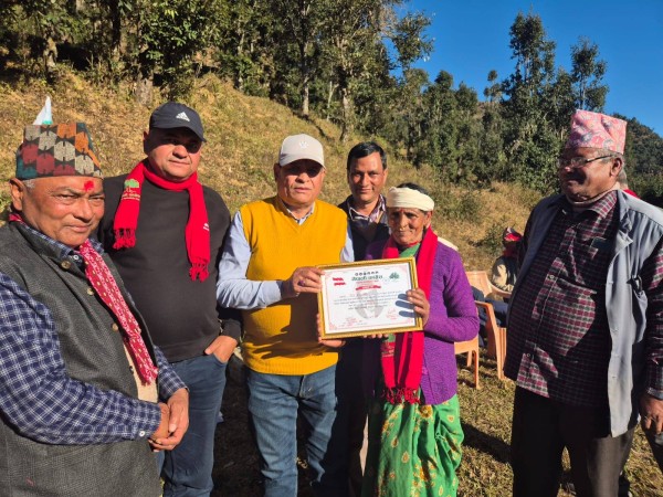 सुर्नयाका जेष्ठ क्रियाशील सदस्यहरुलाई सम्मान गर्दै कांग्रेस 