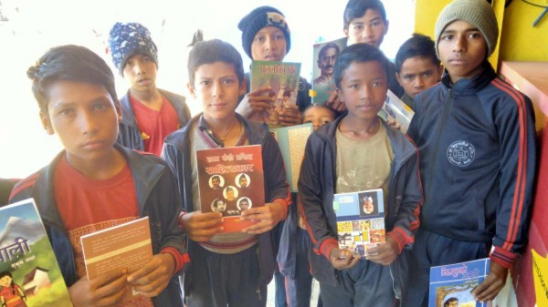 बैतडीमा विद्यार्थीहरुलाई पुस्तक वितरण 