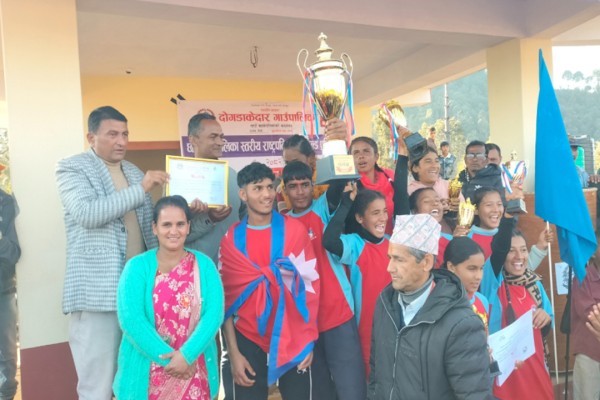 दोगडाकेदार गाउँपालिकास्तरीय राष्ट्रपति रनिङ शिल्डको उपाधि मावि पिपलकोटलाई 
