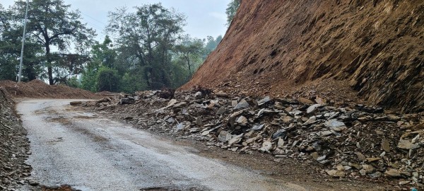 सुदूर पहाडका मुख्य राजमार्गमै खाल्डाखुल्डी, सवारी साधन सञ्चालनमा समस्या 