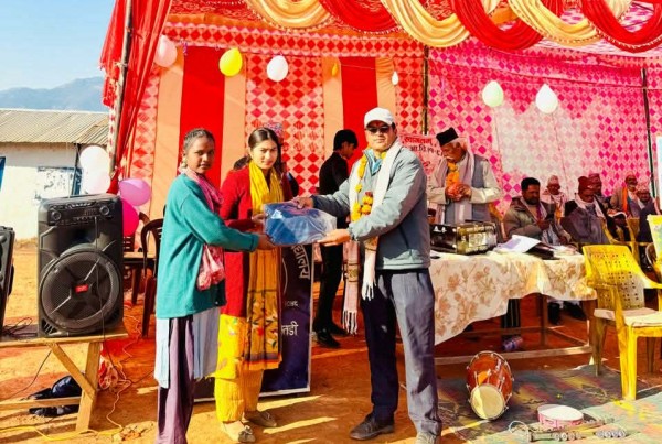 शिक्षक कठायतले विद्यार्थीहरुलाई न्यानो लुगा वितरण गरे 