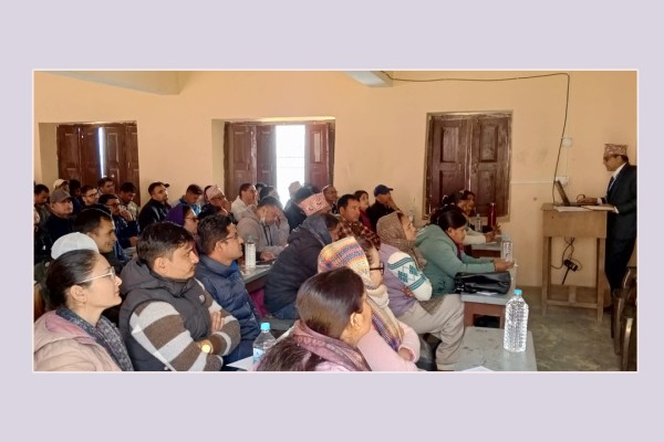 बैतडीमा मतदान अधिकृत र सहायक मतदान अधिकृतका लागि तालिम सञ्चालन 