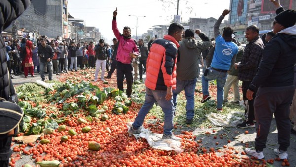 लागत अनुसारको मुल्य नपाएपछि सडकमै तरकारी फ्याँकेर विरोध