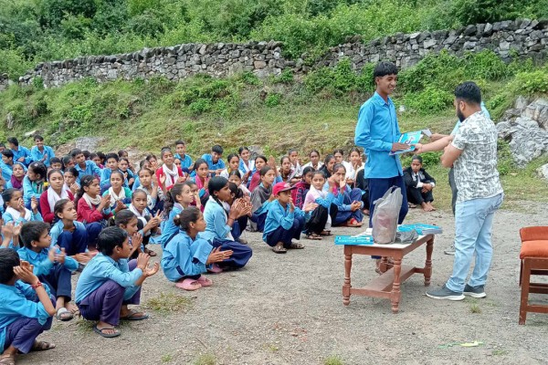 जन्मदिनको अवसरमा शैक्षिक सामग्री वितरण 