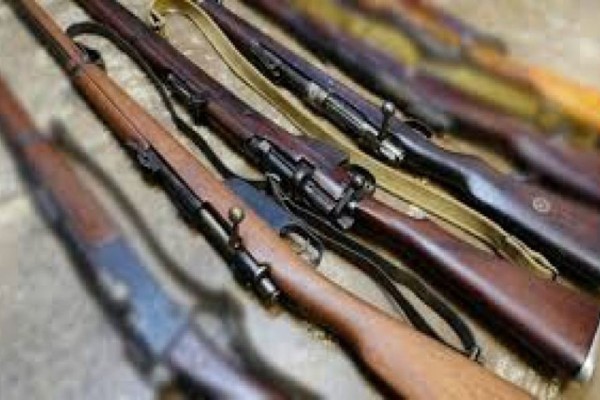 बैतडीमा प्रहरीले पाँच थान भरुवा बन्दुक बरामद गर्यो 