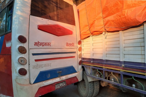 बैतडीमा बस र ट्रक आपसमा ठोक्कीए
