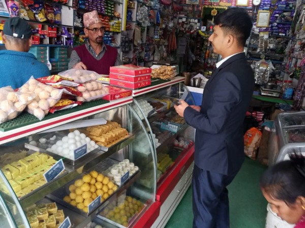 बैतडीमा मिठाई पसलमा अनुगमन, विभागको निर्देशन कार्यान्वयन गर्न आग्रह