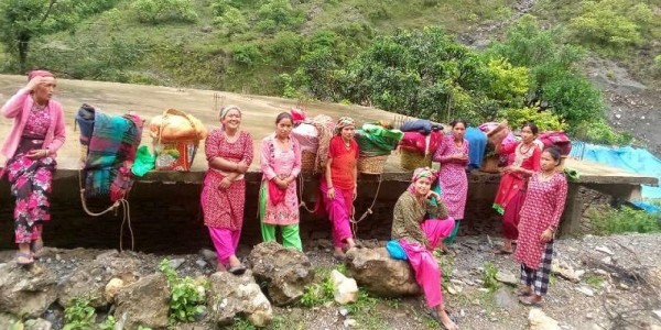 दार्चुलाको खलङ्गा–दल्लेख सडक अवरुद्ध हुँदा  तरकारी किसान समस्यामा 