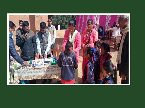 कार्यपालिका सदस्य पन्तले गरिन  विद्यार्थीहरुलाई शैक्षिक सामग्री वितरण
