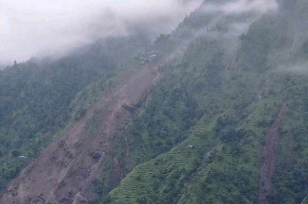 दोलखामा पहिरोमा परेर एक बालकको मृत्यु, तीन जना बेपत्ता 