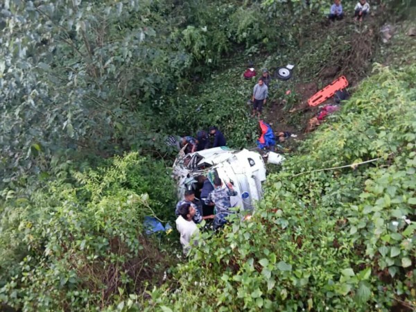डोटीमा इभी गाडी  दुर्घटना हुँदा एक जनाको ज्यान गयो, २१ जना घाइते