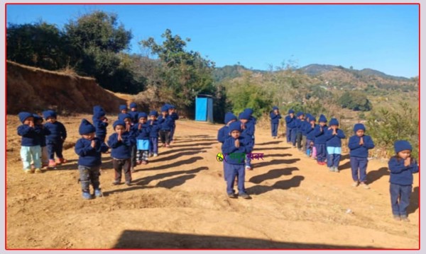 विद्यार्थीलाई न्यानो लुगा वितरण