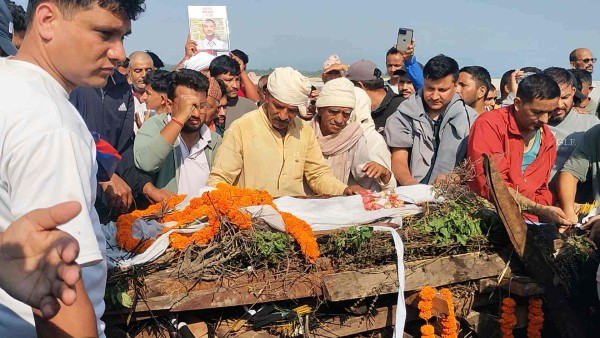 महाकाली किनारमा विपिन जोशीको राष्ट्रिय सम्मानका साथ अन्त्येष्टि 