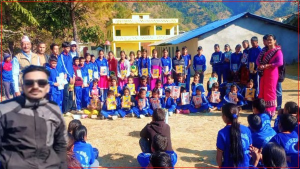 बैतडीका समाजसेवी युवा प्रदीप जोशीले गरे जन्म दिनको अवसरमा शैक्षिक सामग्री वितरण
