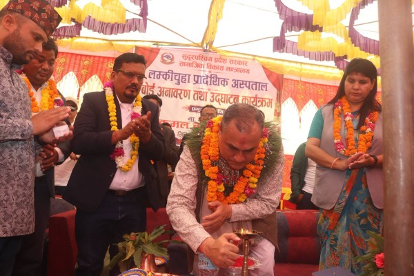 सुरक्षा घेराबीच मुख्यमन्त्री शाहले गरे लम्कीचुहा प्रादेशिक अस्पतालको उद्घाटन