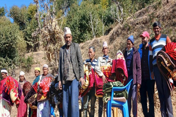 बैतडीको   मेलौलीमा  हिउँदेयामको चिसो छेक्न विपन्नलाई न्यानो  कम्बल  