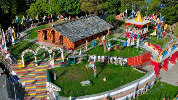बैतडीको प्रसिद्ध निङ्गलासैनी भगवती मन्दिरमा धार्मिक पर्यटकहरूको आकर्षण बढ्दै