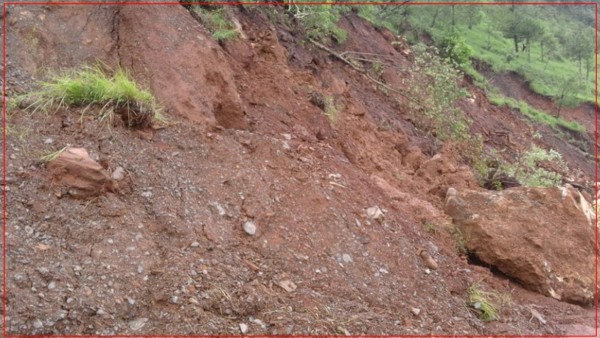 बैतडीको सतबाझमा पहिरोले घर पुरियो, एक जना घाइते