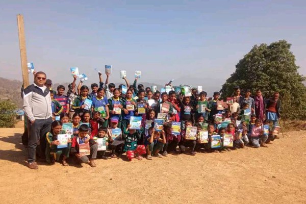 बैतडीको सिद्धेश्वर माविद्वारा पाठ्यपुस्तक वितरण, विद्यालयमा विद्यार्थी रोक्ने उद्देश्य