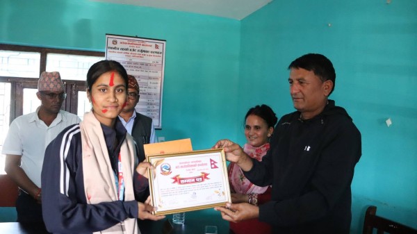 स्वर्ण पदक विजेता खेलाडीलाई नगदसहित दोगडाकेदार गाउँपालिकाको सम्मान