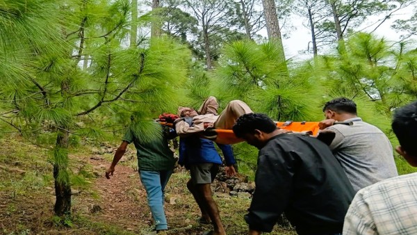 बैतडीका गाउँ घरमा बिरामी बोक्न स्टेचरकै भर