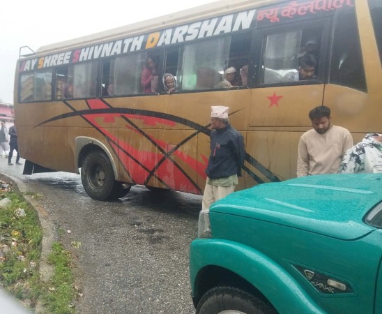 बैतडीमा मन्त्री भट्ट सवार गाडी र यात्रुबाहक बस एकआपसमा ठोक्किए, मन्त्री चढेको गाडीमा समान्य क्षति