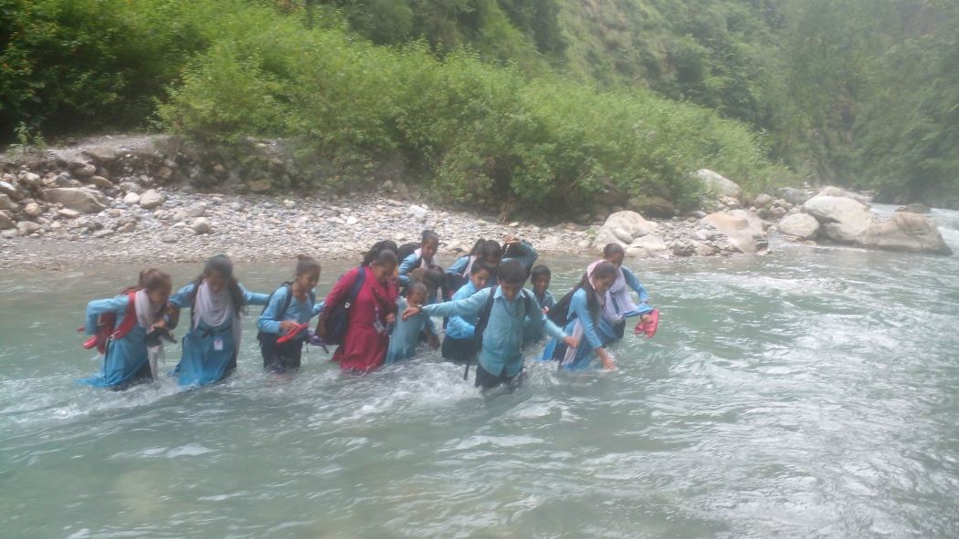 बैतडीको न्वाघरीगाडमा पुल छैन्,ज्यानको बाजी लगाएर विद्यालय जान्छन विद्यार्थी!