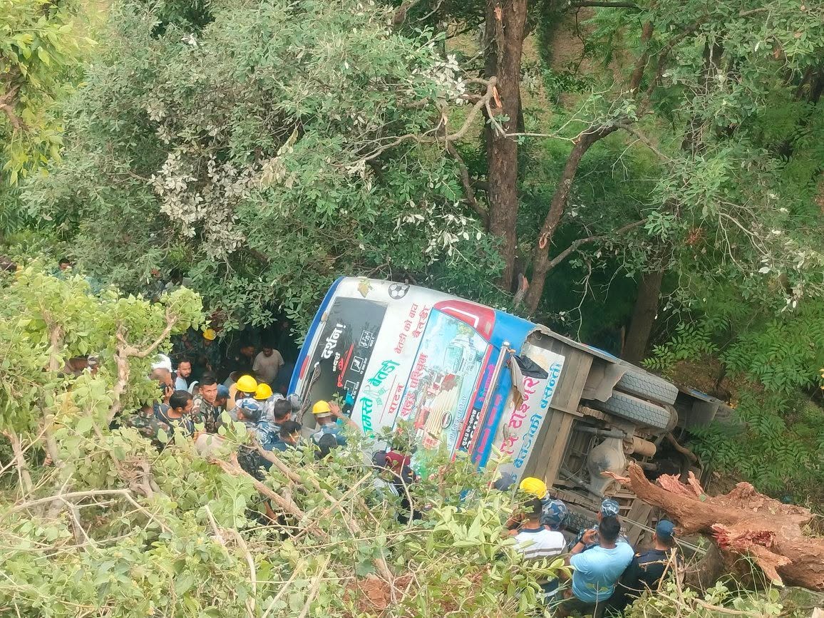 बैतडीे बस दुर्घटना अपडेट : एकको मृत्यु, दश जना घाइते 