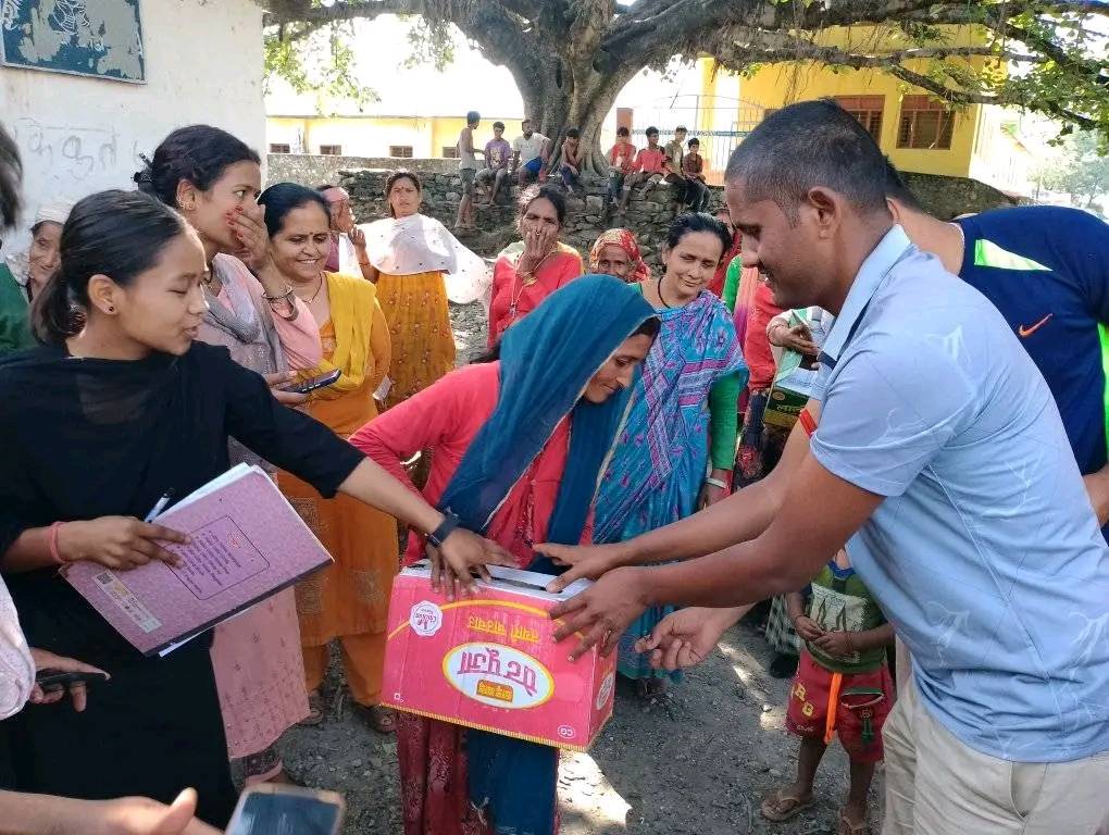बैतडीको डिलाशैनीमा हजार दिने आमालाई कुखुराका चल्ला वितरण 