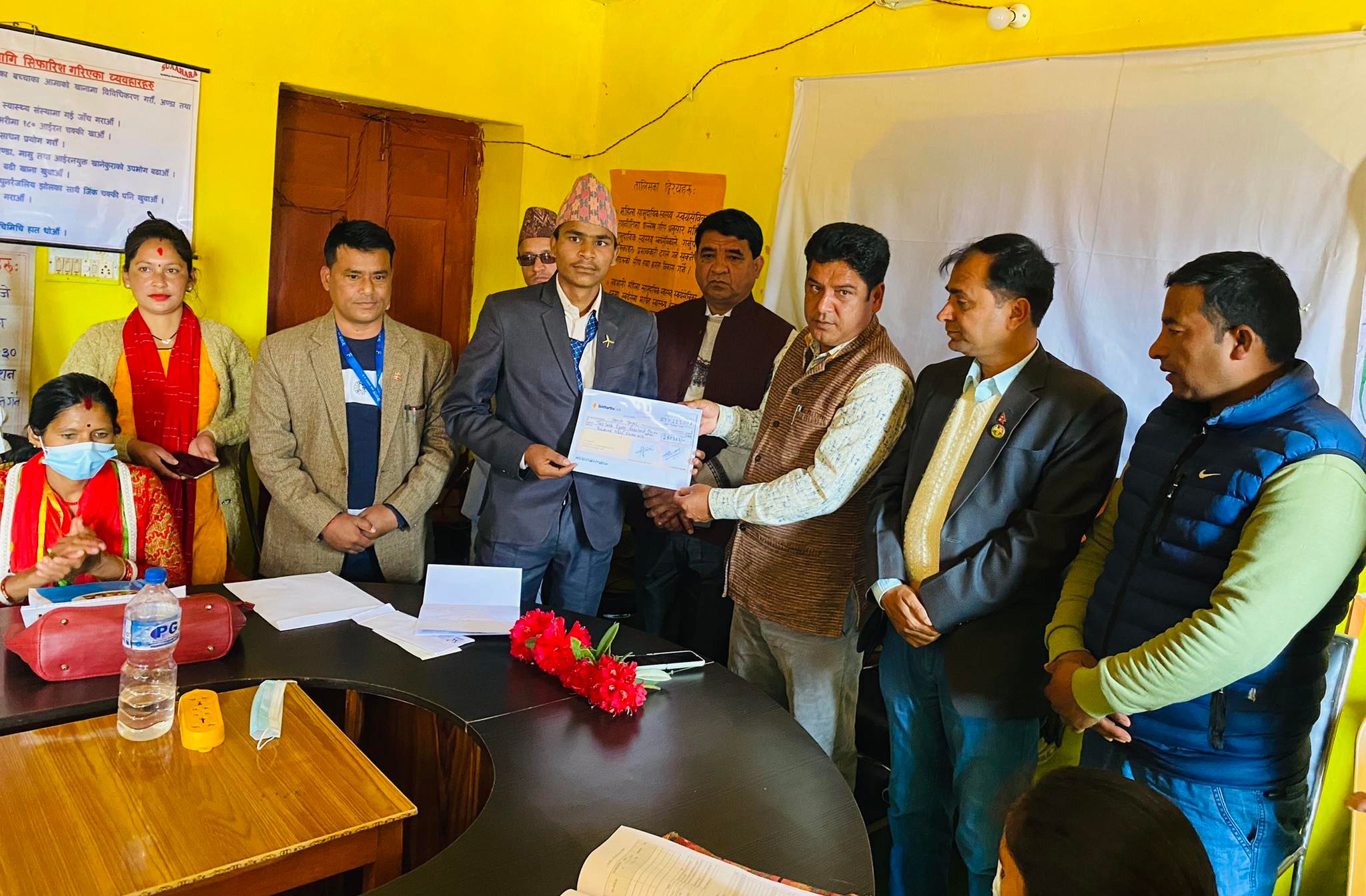 बैतडीमा मृतक वडा सदस्यका परिवारलाई बीमा कम्पनीद्वारा मृत्युदाबी भुक्तानी