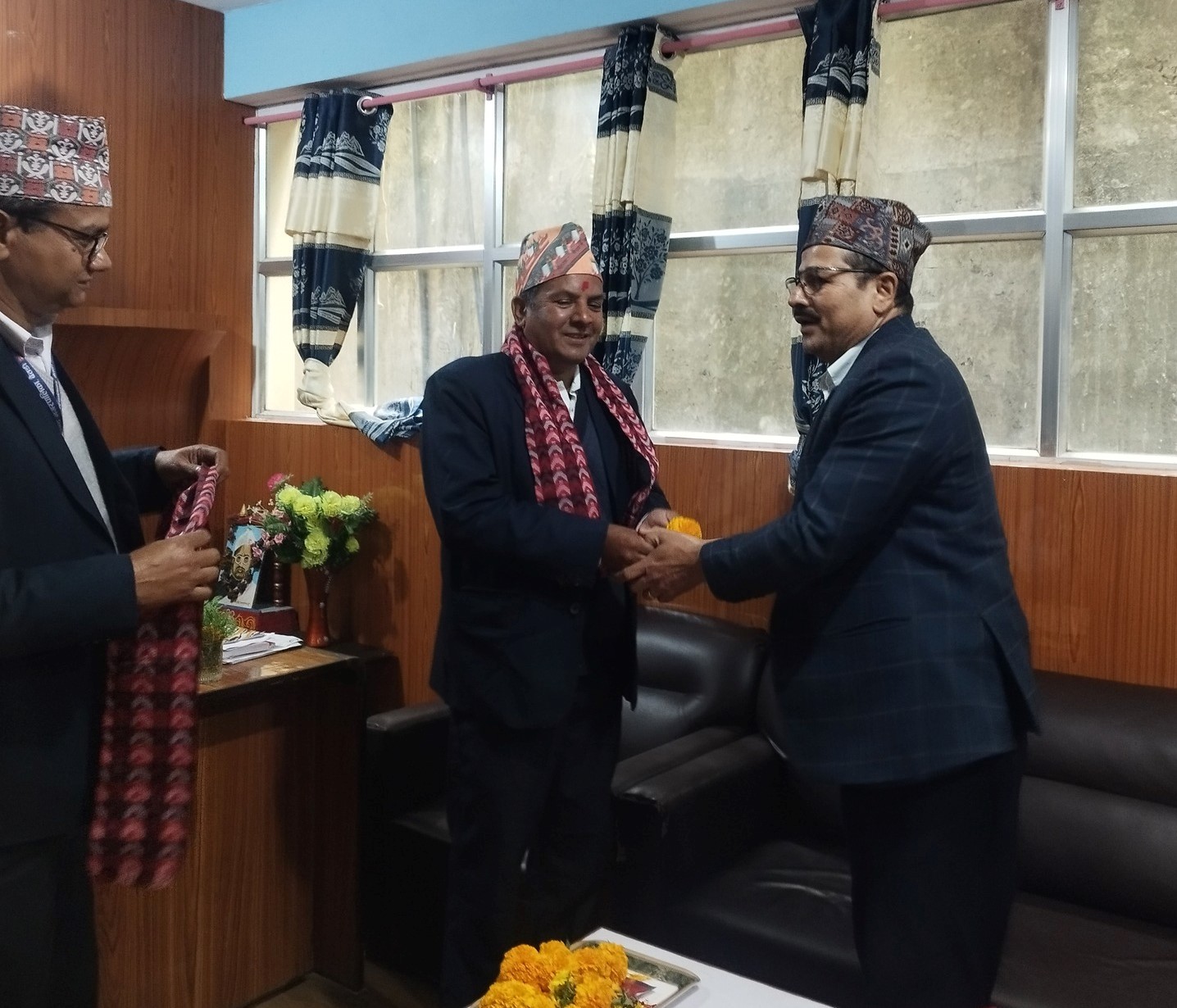 दशरथचन्द नगरपालिकामा नयाँ प्रमुख प्रशासकीय अधिकृत सुवेदी हाजिर