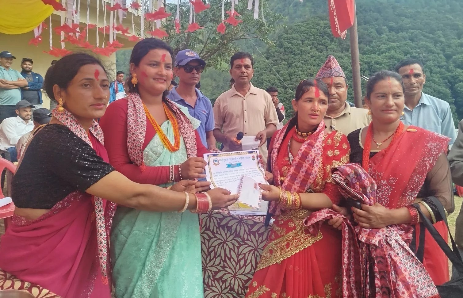 बैतडीको सुर्नयामा देउडा प्रतियोगिता : कमला साउँद उत्कृष्ट देउडीया 