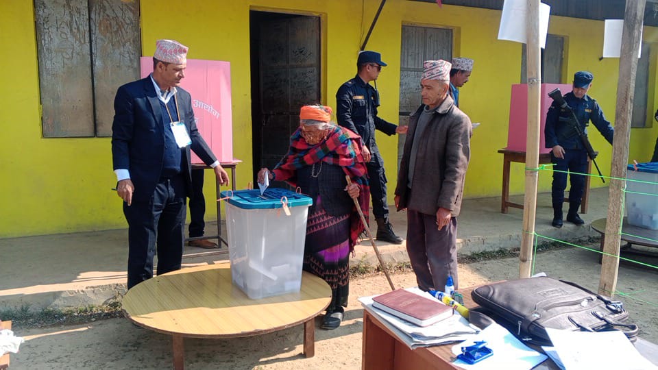 बैतडीमा ९० बर्षीया वृद्धाले गरिन् मतदान 